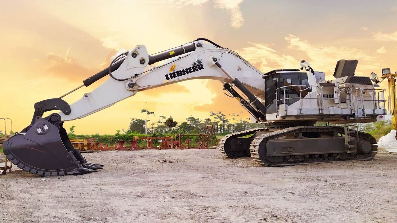 Excavadora Liebherr de gran porte en una obra, al atardecer