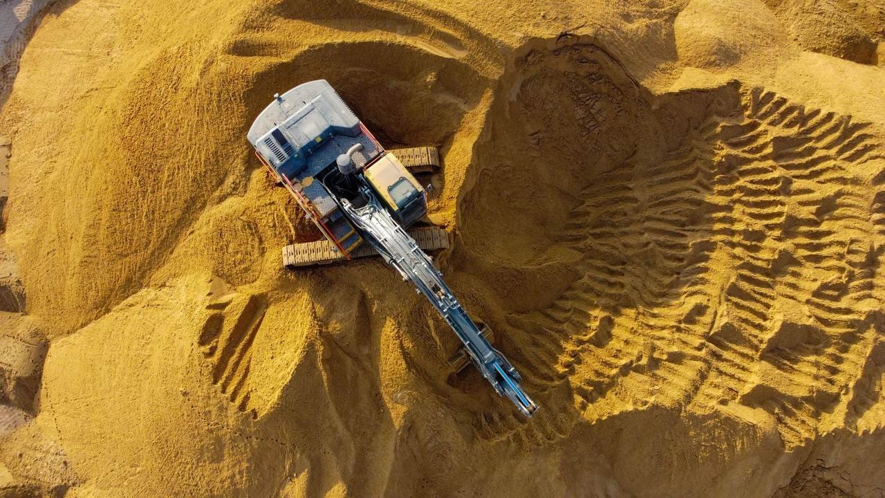 Excavadora cavando arena, vista con dron
