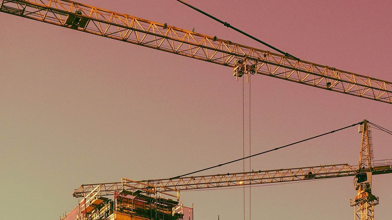 Grúas y andamios en una obra urbana en altura