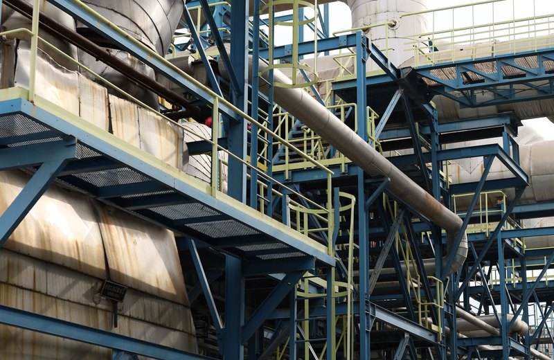 Estructuras y maquinaria industrial de una planta urbana