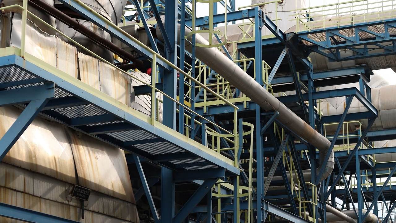 Estructuras y maquinaria industrial de una planta urbana