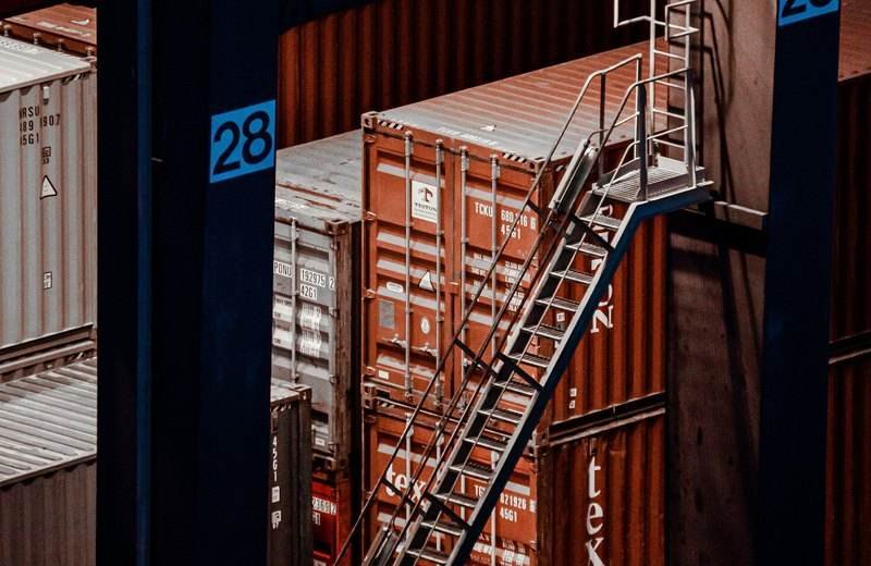 Contenedores de carga vistos desde arriba en una terminal portuaria
