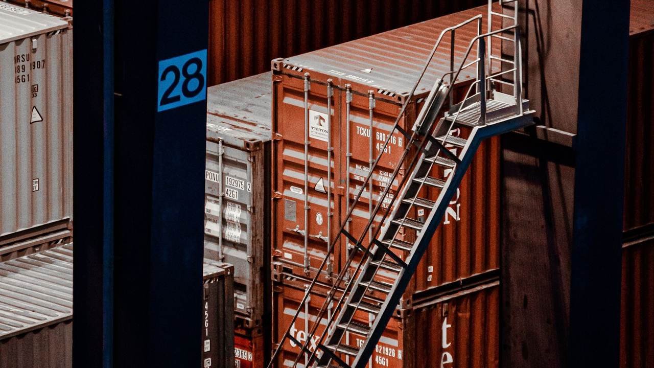 Contenedores de carga vistos desde arriba en una terminal portuaria