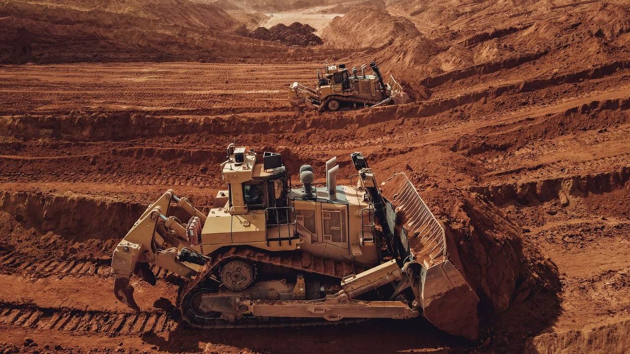 Topadoras moviendo tierra en una obra de gran escala