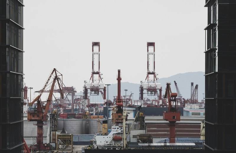 Puerto industrial con buques de carga y grúas en operación