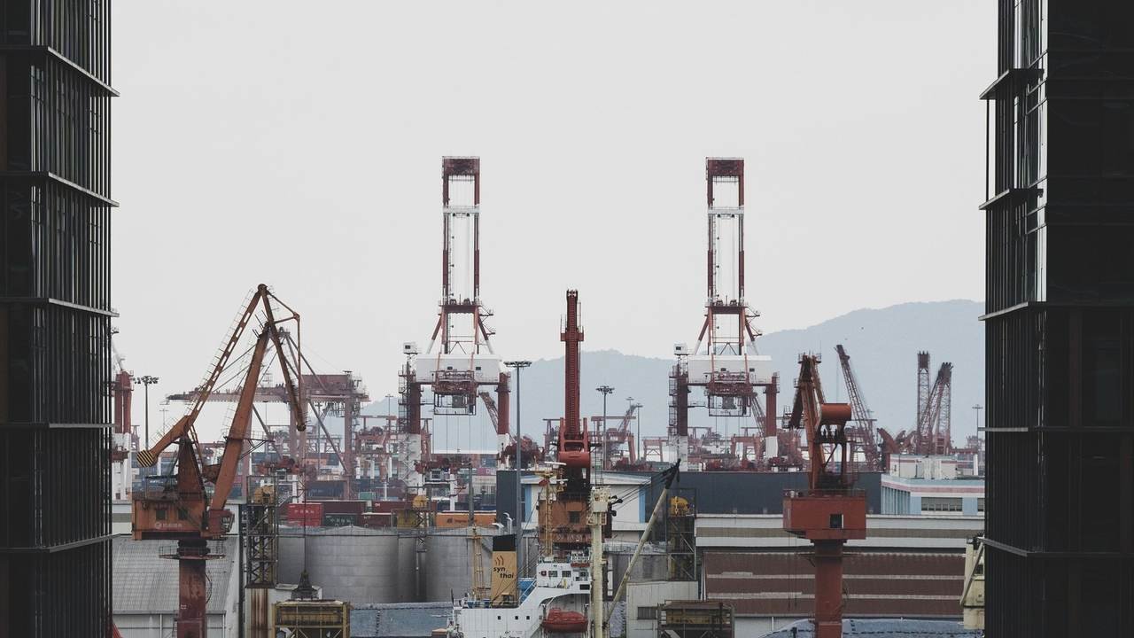 Puerto industrial con buques de carga y grúas en operación
