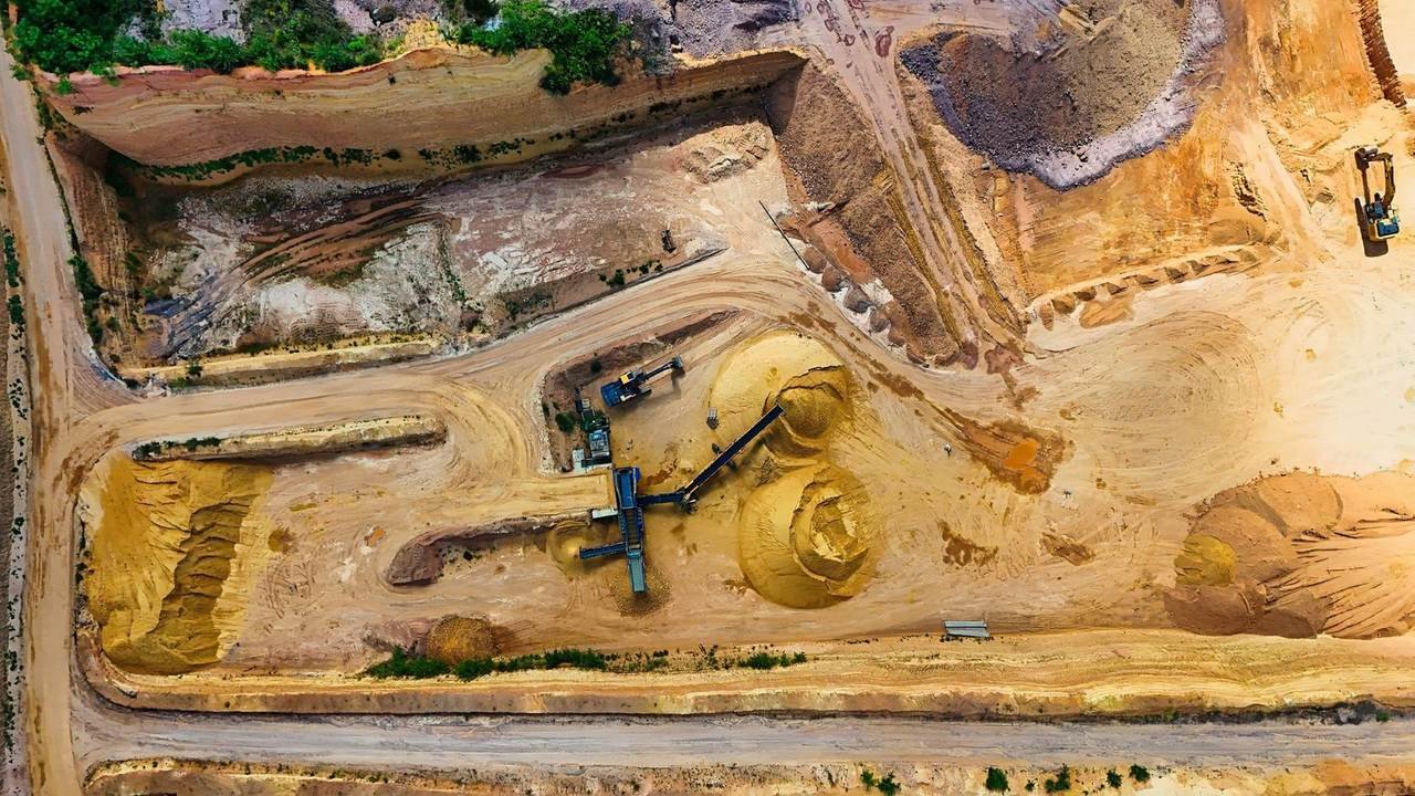Vista aérea de una cantera con maquinaria extrayendo material