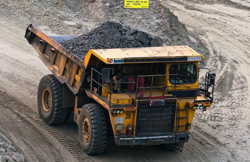 Camión minero cargado de mineral en una cantera a cielo abierto