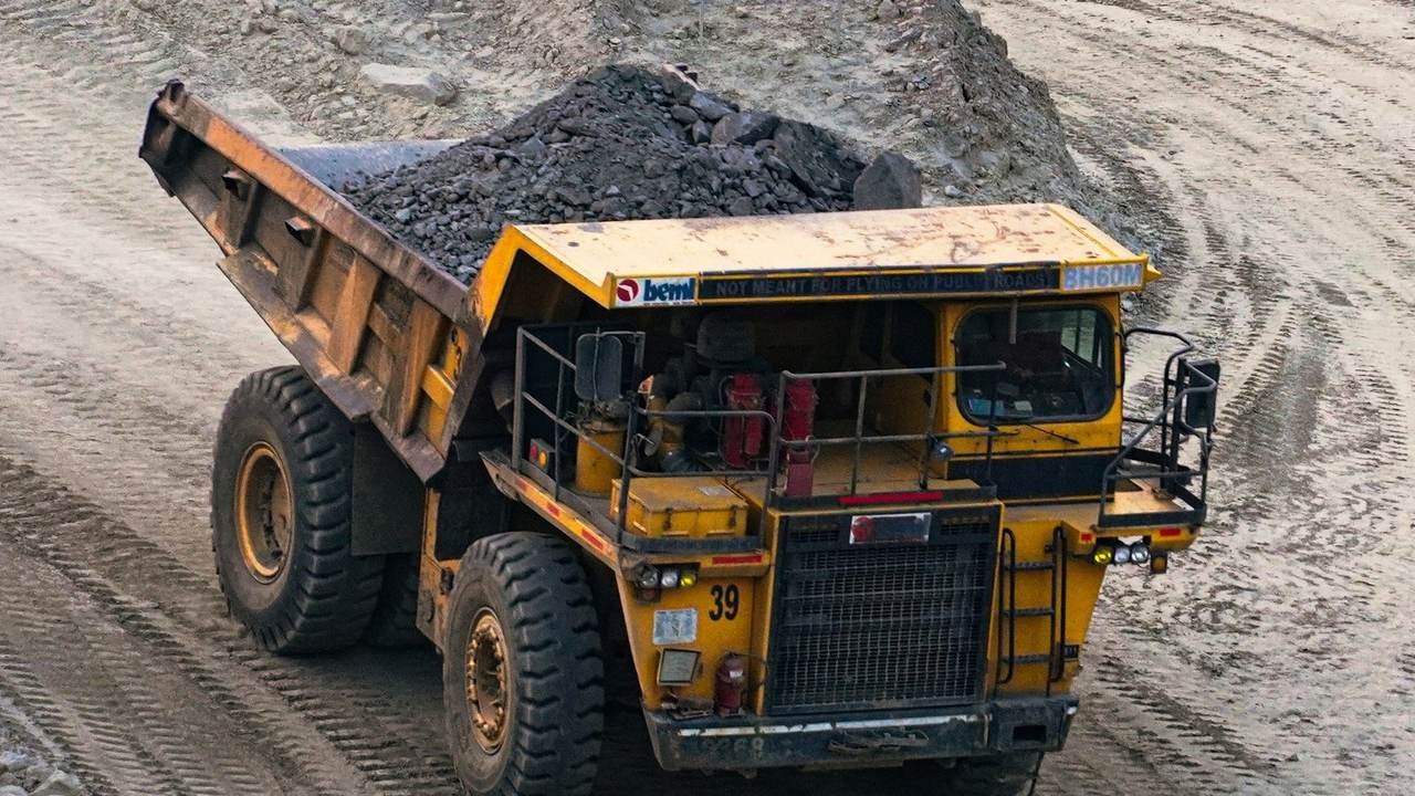 Camión minero cargado de mineral en una cantera a cielo abierto