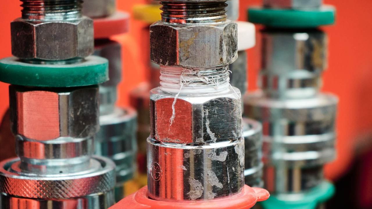 Detalle de conexiones hidráulicas metálicas identificadas por color