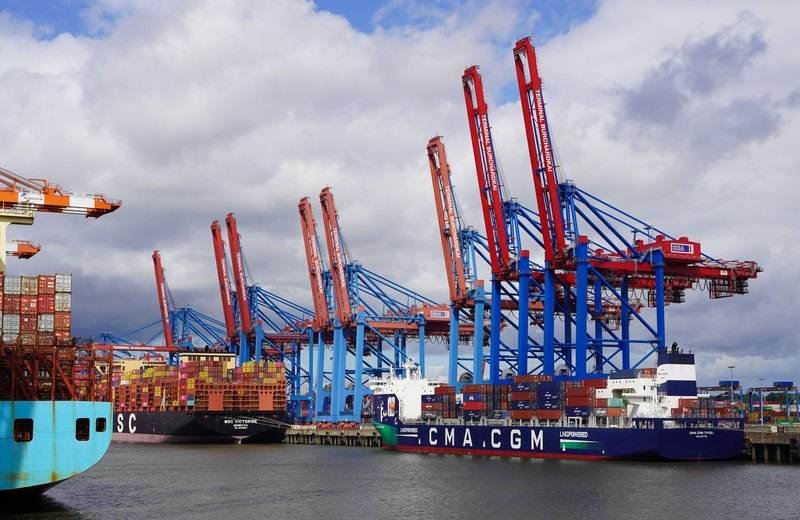 Portacontenedores y grúas en el puerto de Hamburgo