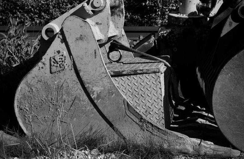 Balde de excavadora en una obra, en blanco y negro