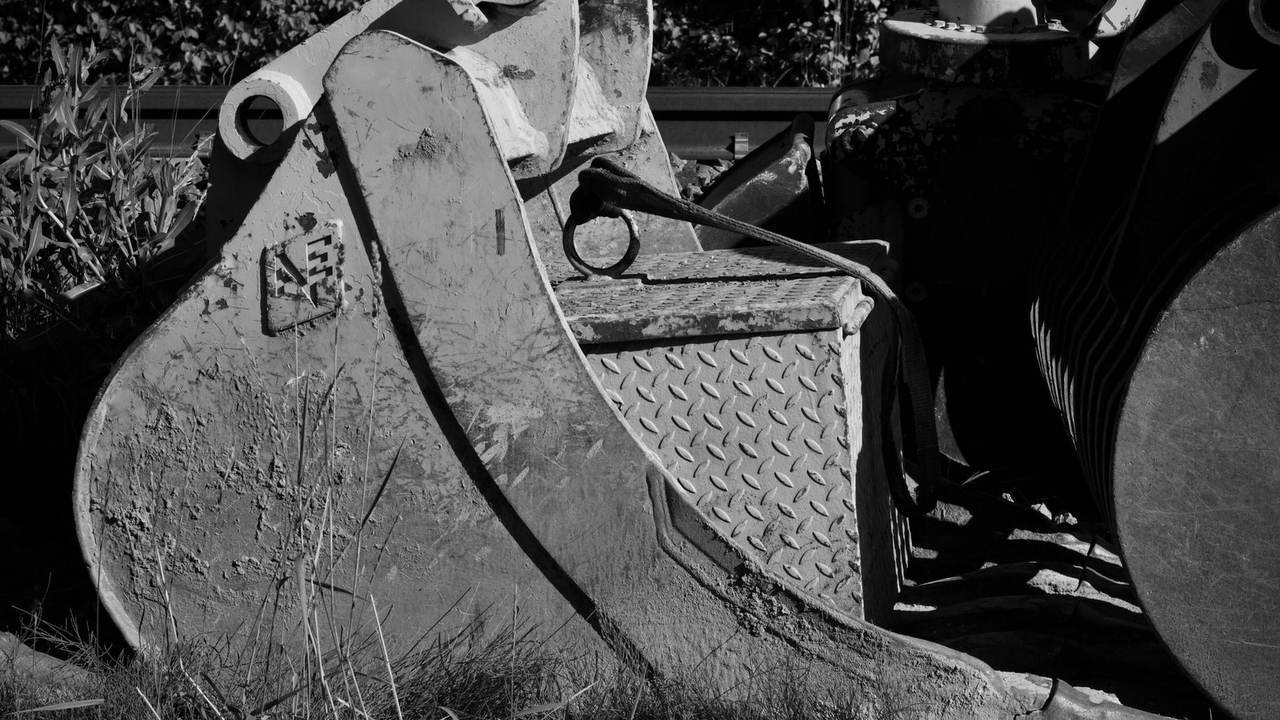 Balde de excavadora en una obra, en blanco y negro