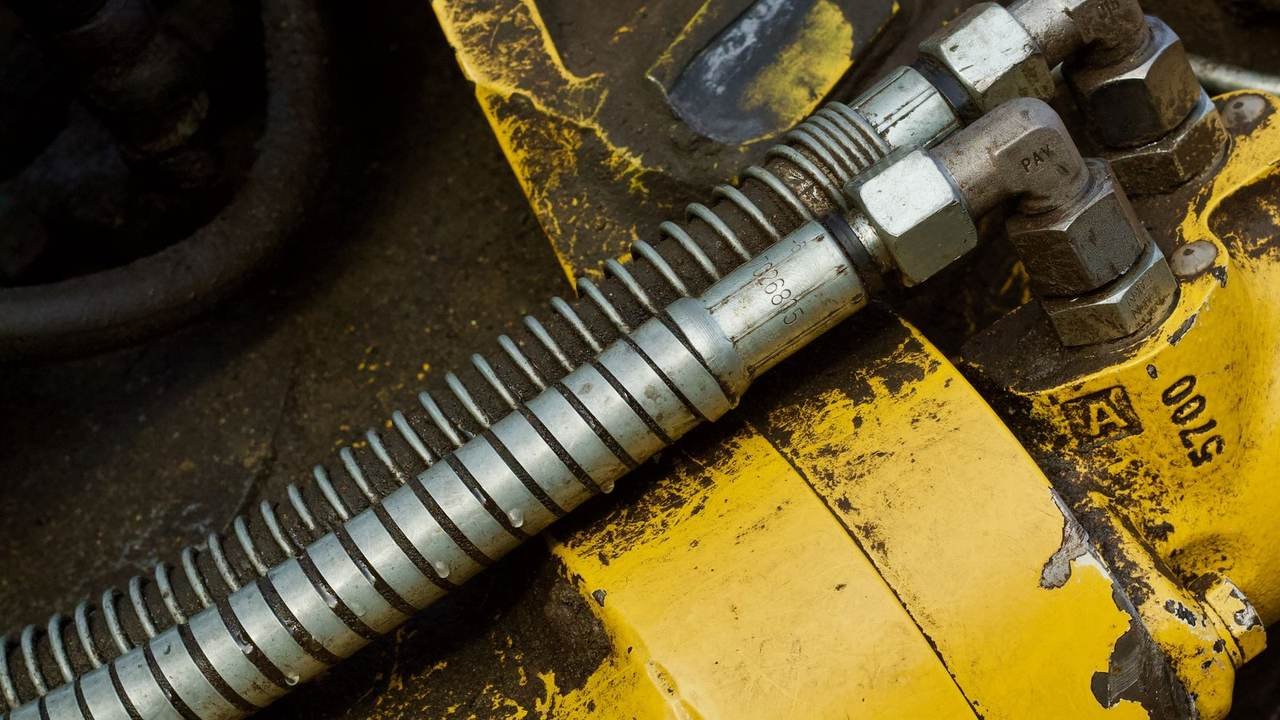 Detalle de cilindros hidráulicos y cañerías metálicas de una máquina