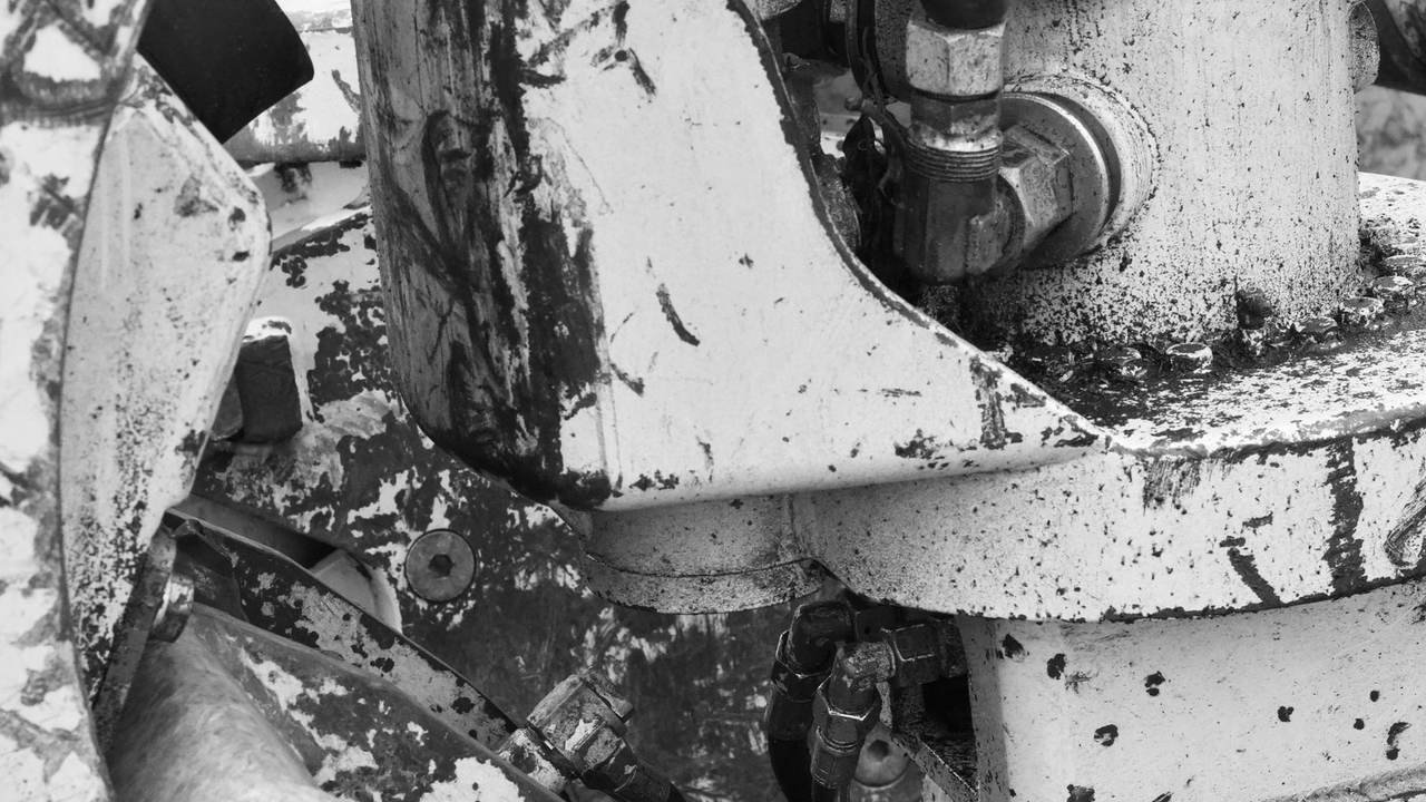 Detalle en blanco y negro de componentes de maquinaria industrial