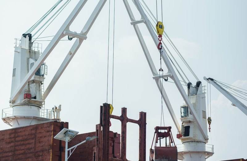 Buque portacontenedores siendo descargado con grúas en un puerto