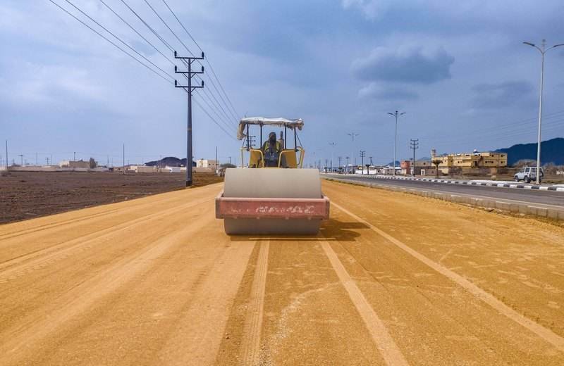 Rodillo compactando tierra en la construcción de una carretera