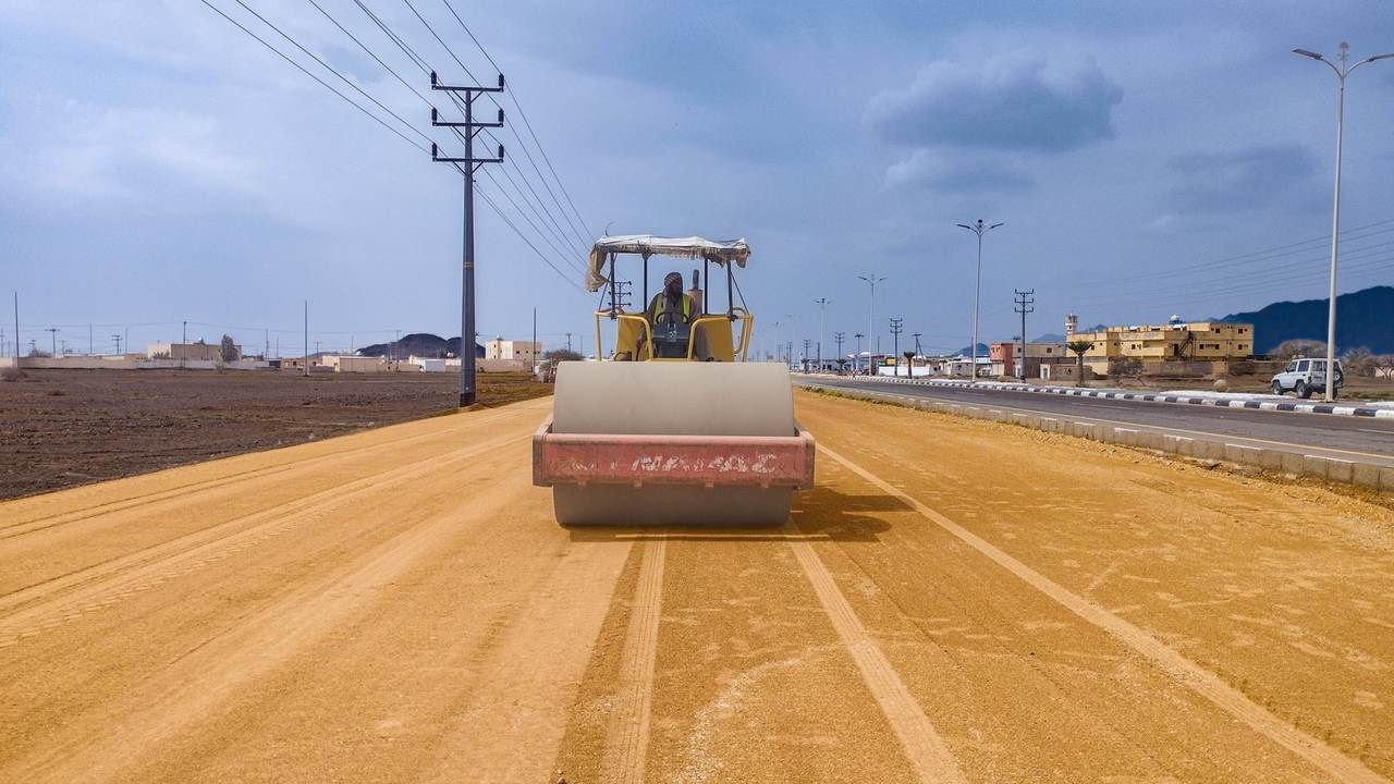 Rodillo compactando tierra en la construcción de una carretera