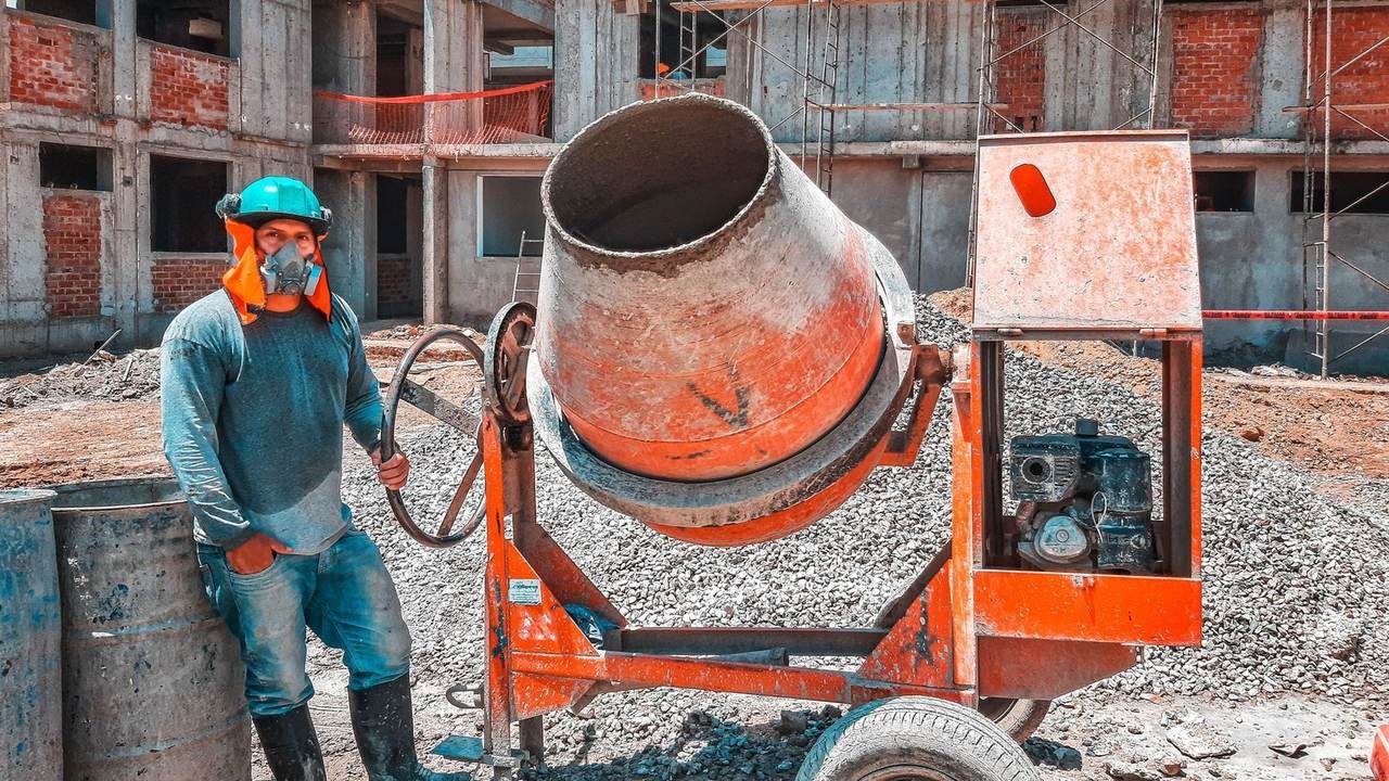 Obra en construcción con maquinaria trabajando
