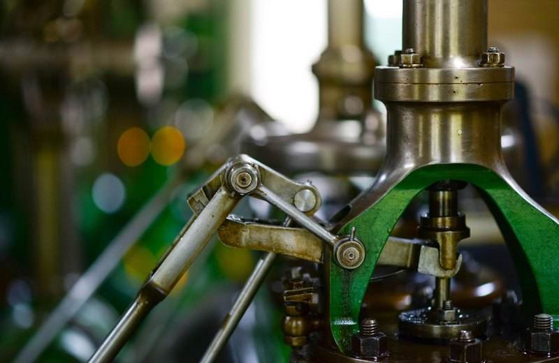 Detalle de engranajes y componentes mecánicos en un entorno industrial