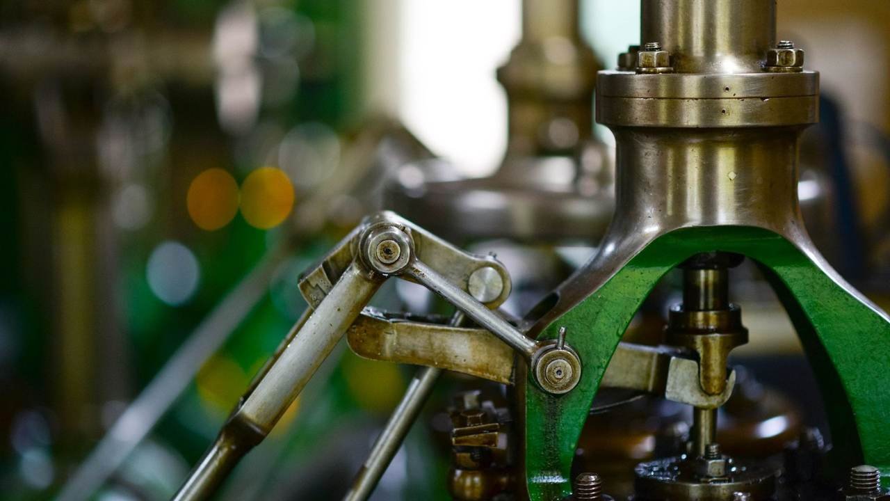 Detalle de engranajes y componentes mecánicos en un entorno industrial