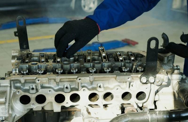 Mecánico revisando un motor durante una tarea de mantenimiento