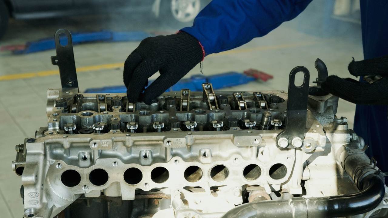 Mecánico revisando un motor durante una tarea de mantenimiento