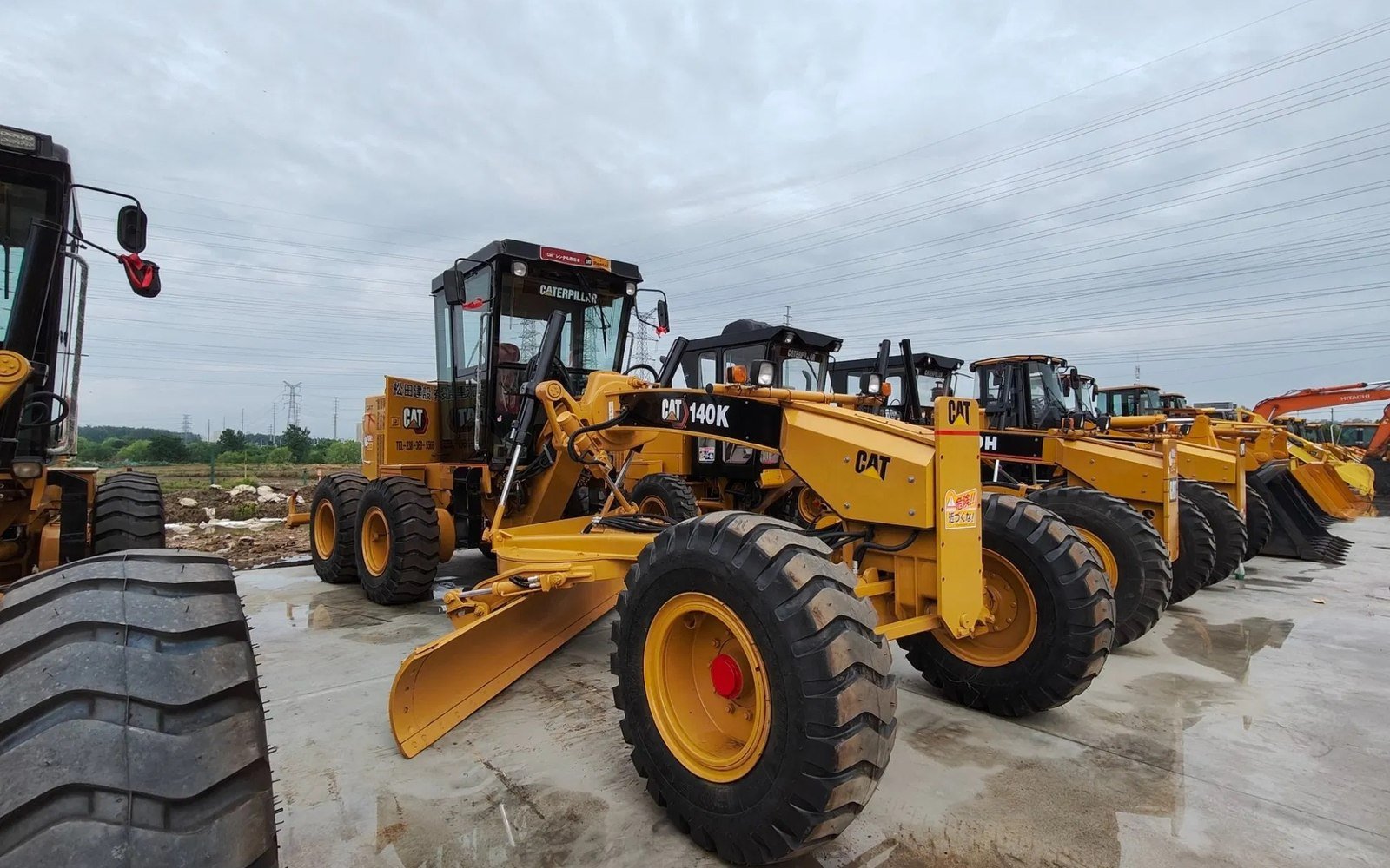 Motoniveladora Caterpillar usada en el patio de un exportador chino