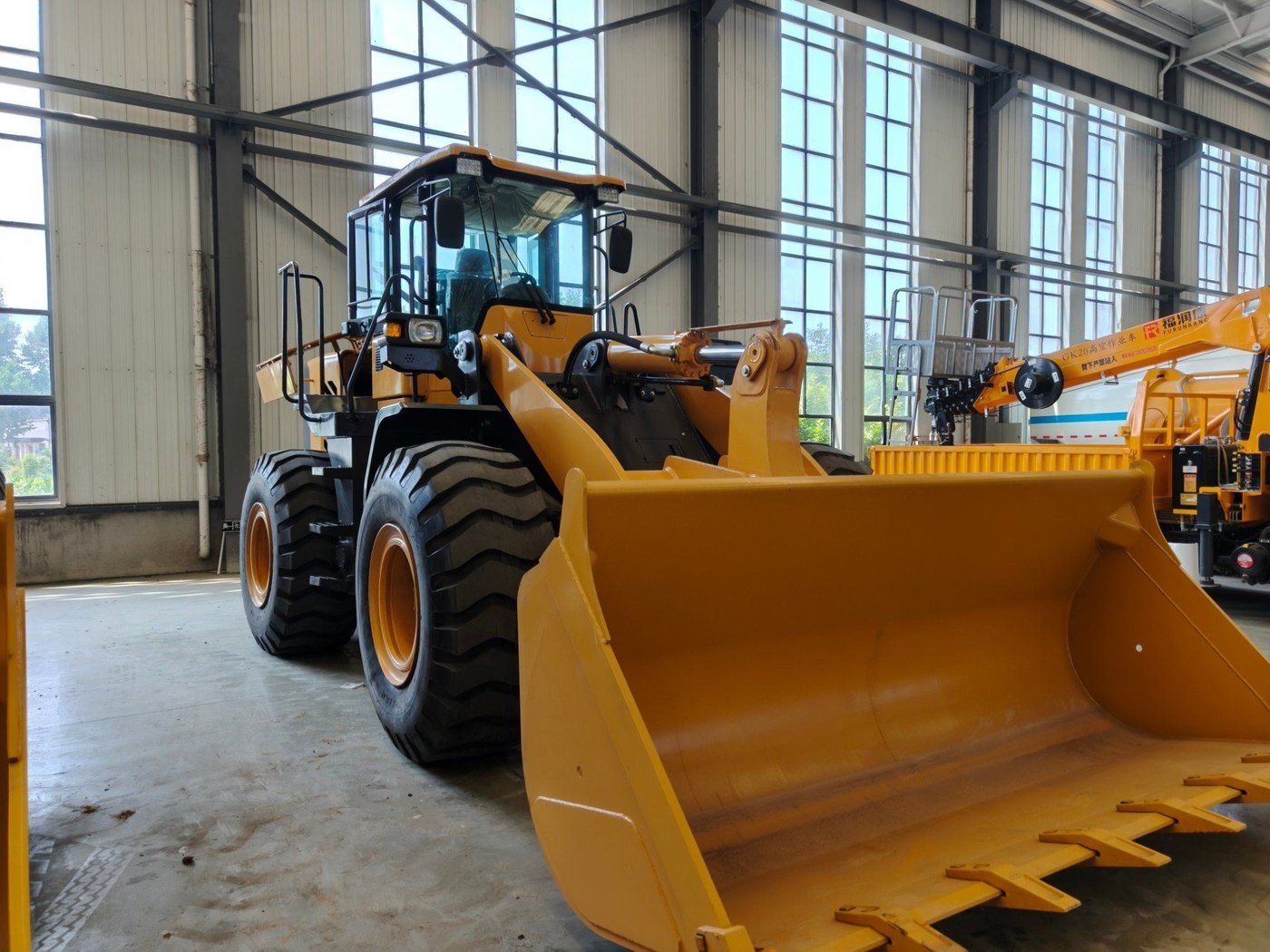 Cargadora Caterpillar usada en taller, revisada antes del despacho