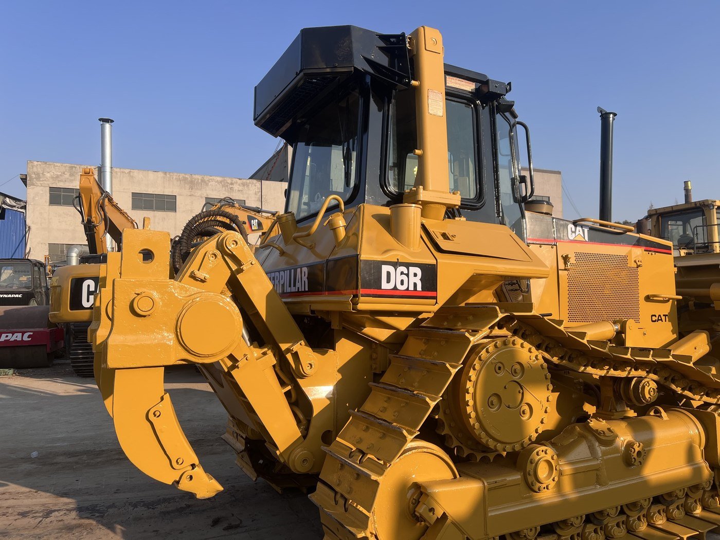 Topadora Caterpillar D6R usada en el patio de un exportador chino