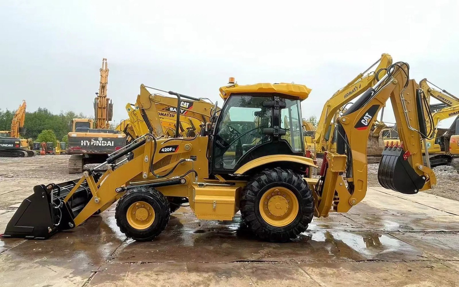 Retroexcavadora Caterpillar 420F usada, cargadora al frente y pluma atrás