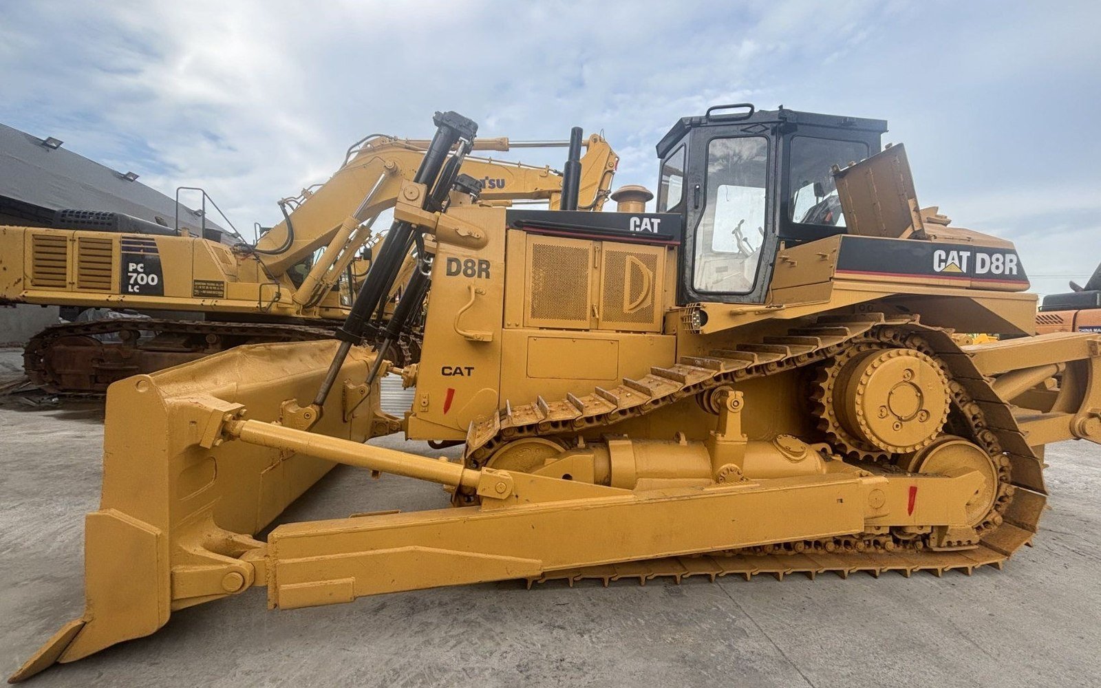 Topadora Caterpillar D8R usada, de perfil, con el tren de rodaje completo a la vista