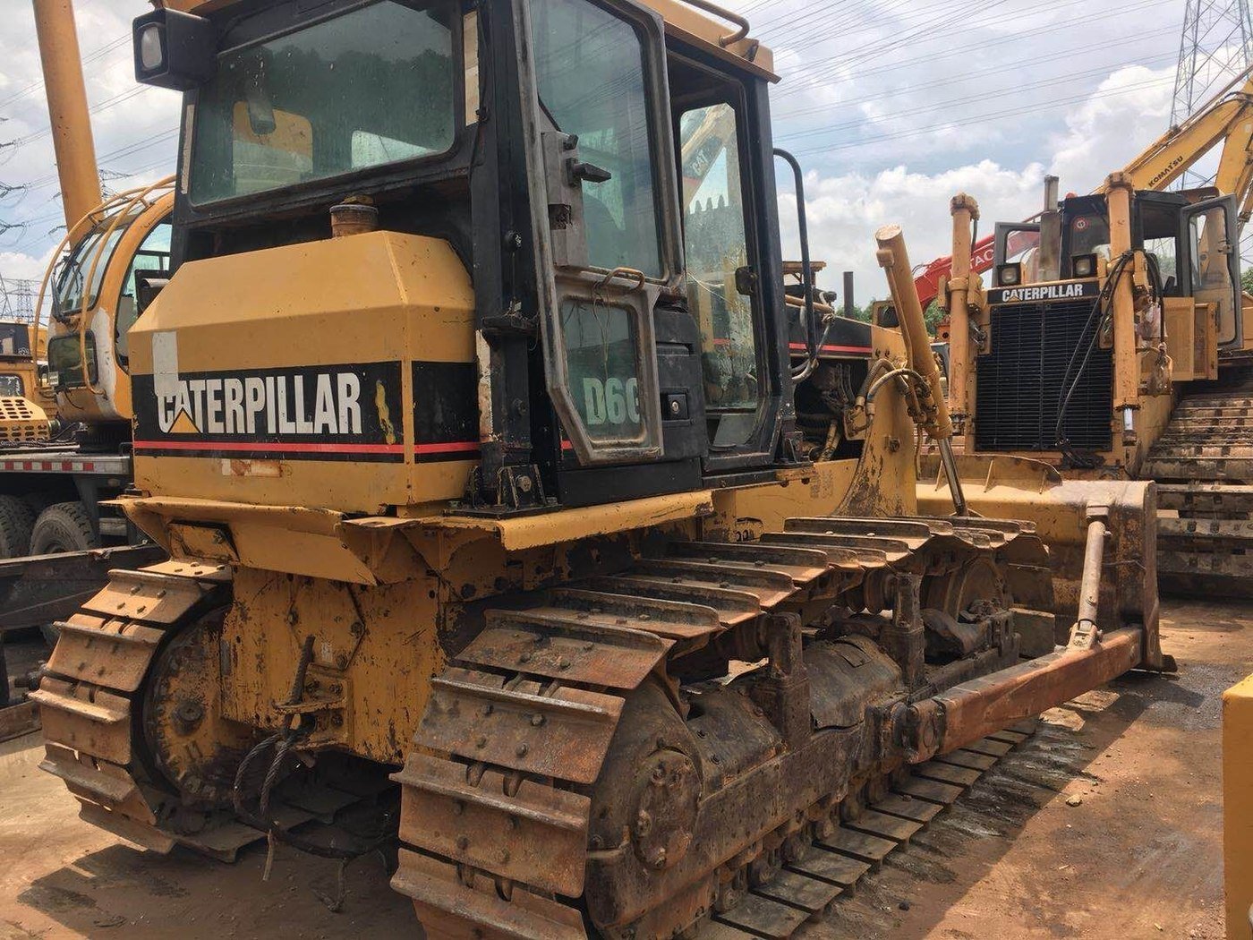 Topadora Caterpillar D6G usada, con el tren de rodaje a la vista
